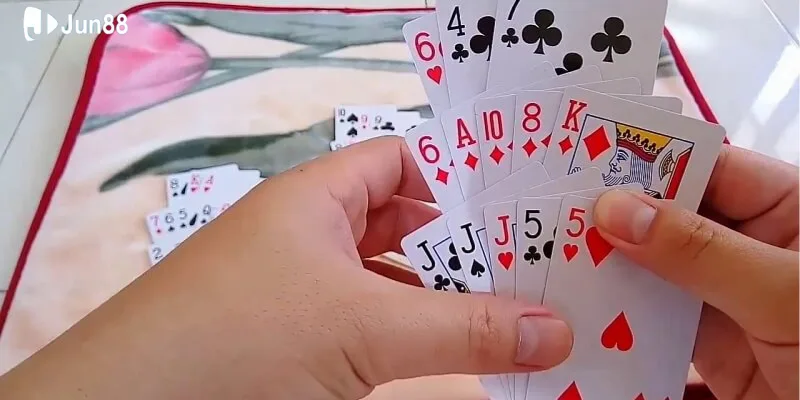 Mẹo Chơi Mậu Binh Hiệu Quả Tại Jun88 - Chiến Lược Tăng Tỷ Lệ Thắng 3 meo-choi-mau-binh-sap-xep-nhung-bo-bai-dong-chat